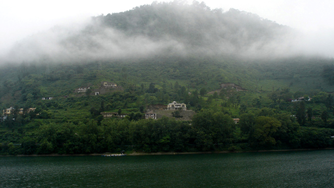 वर्षा और धुंध से घिरा पर्वत